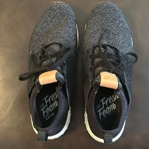 New Balance size 10 black/dark gray gym shoes